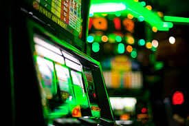Antarmuka aplikasi mobile ib88 menampilkan pilihan permainan kasino langsung, slot, dan sportsbook pada layar awal